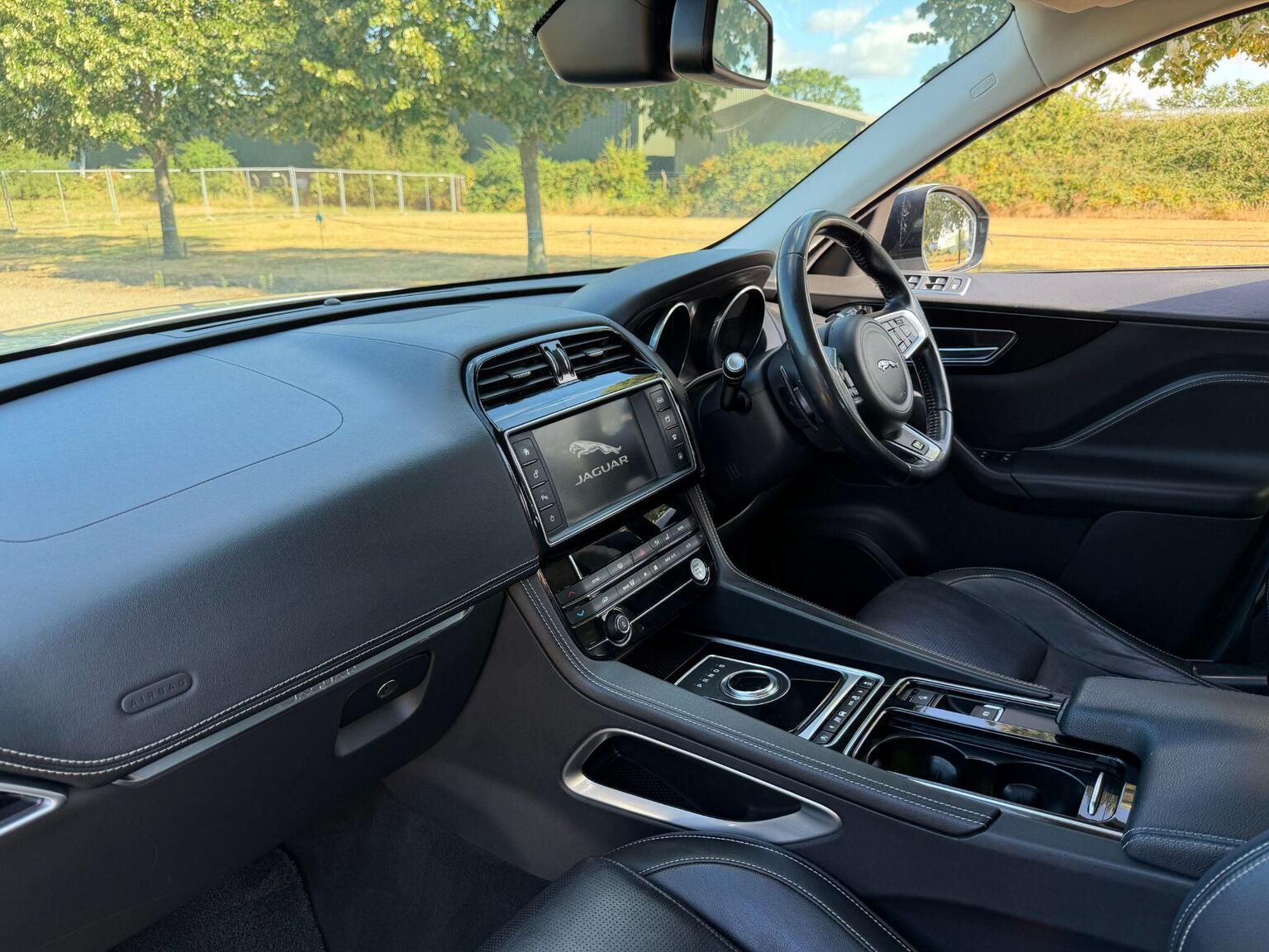 2018 Jaguar F-PACE image 29