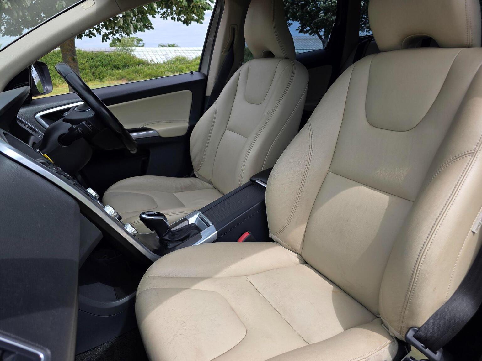 2015 Volvo XC60 image 28