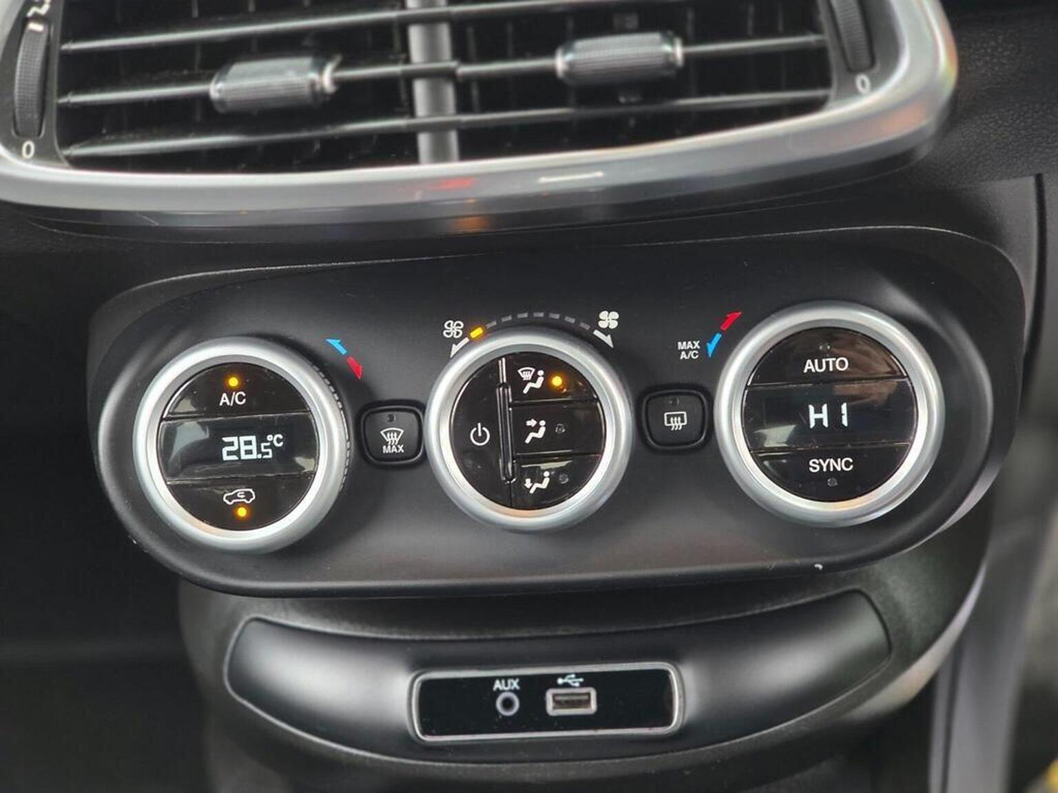 2017 Fiat 500X image 32
