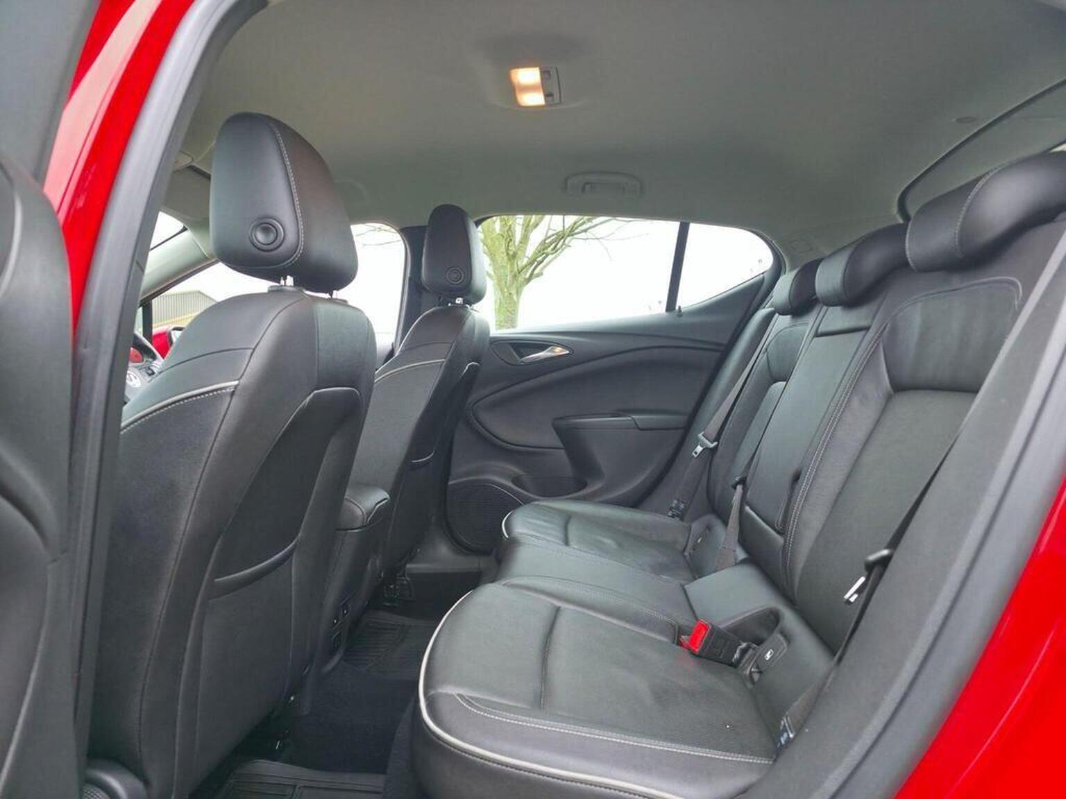 2016 Vauxhall Astra image 25