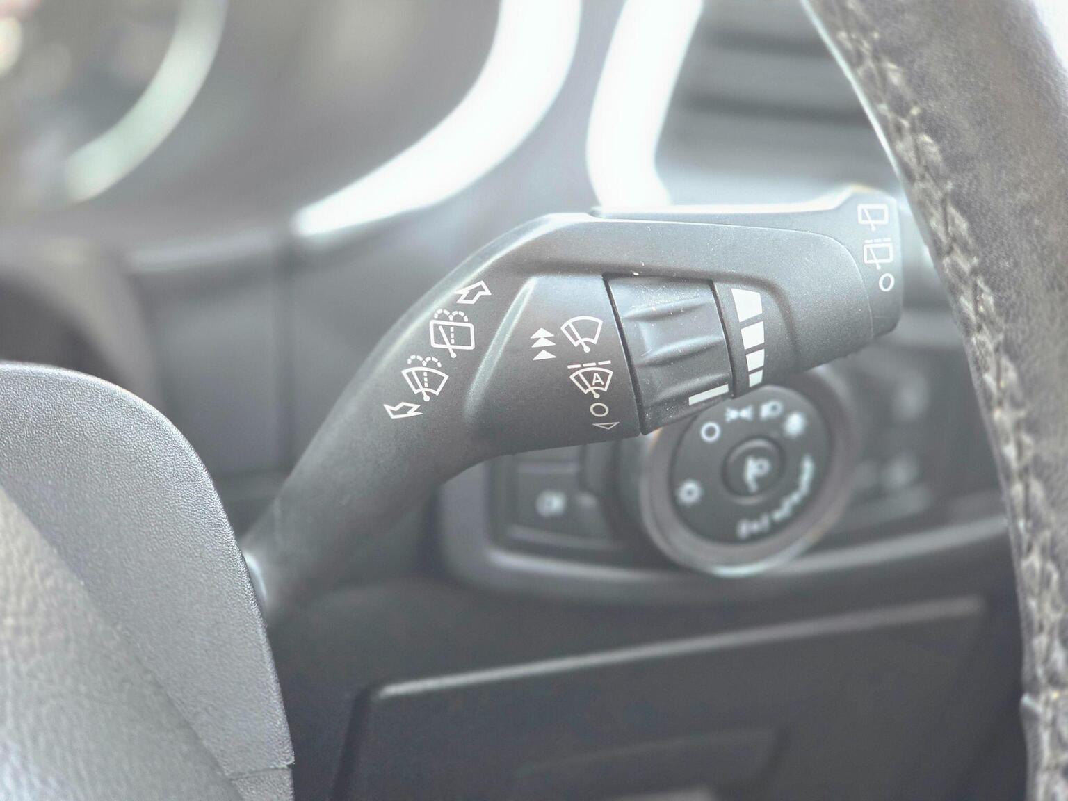 2017 Ford Edge image 33