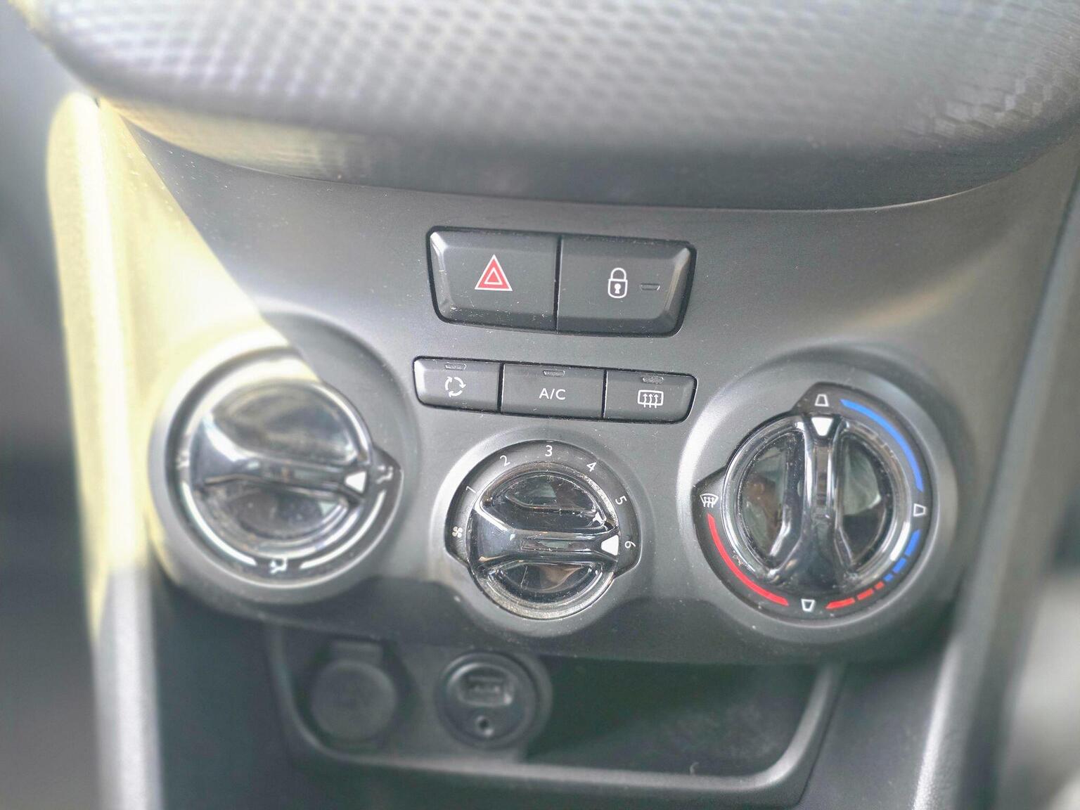 2017 Peugeot 208 image 39