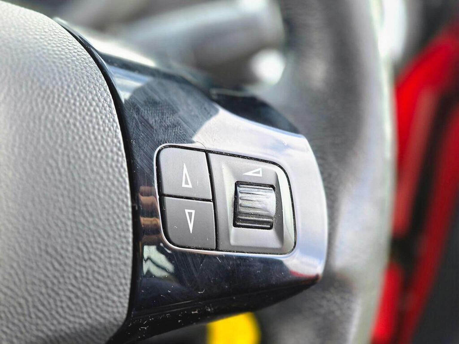 2013 Vauxhall Corsa image 30