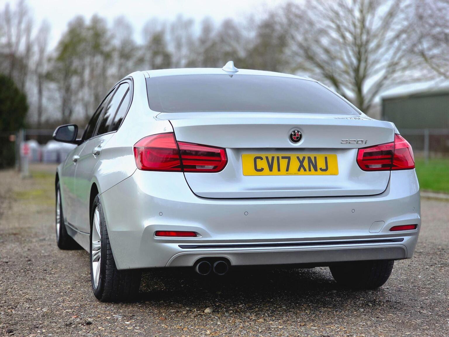 2017 BMW 3 Series image 9