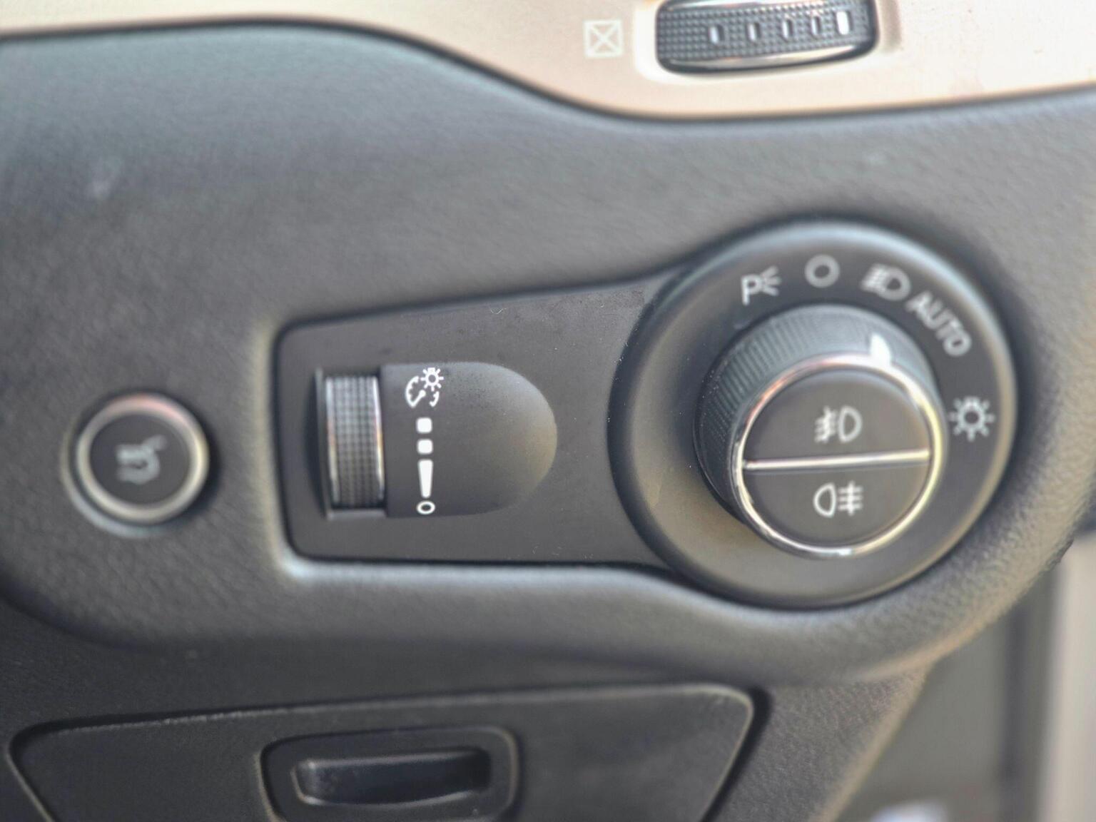 2016 Jeep Cherokee image 35