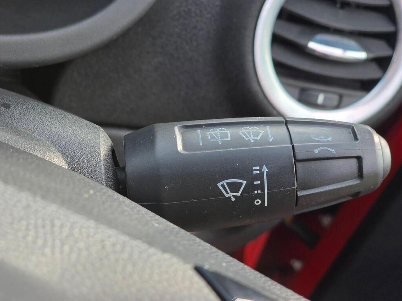 2013 Vauxhall Corsa image 28