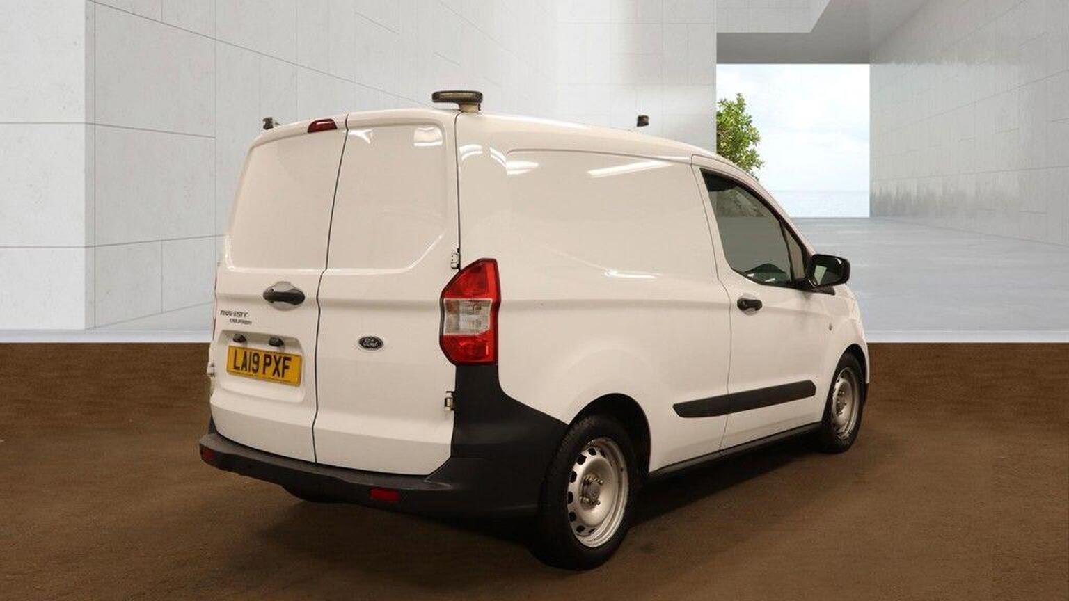 2019 Ford Transit Courier image 3