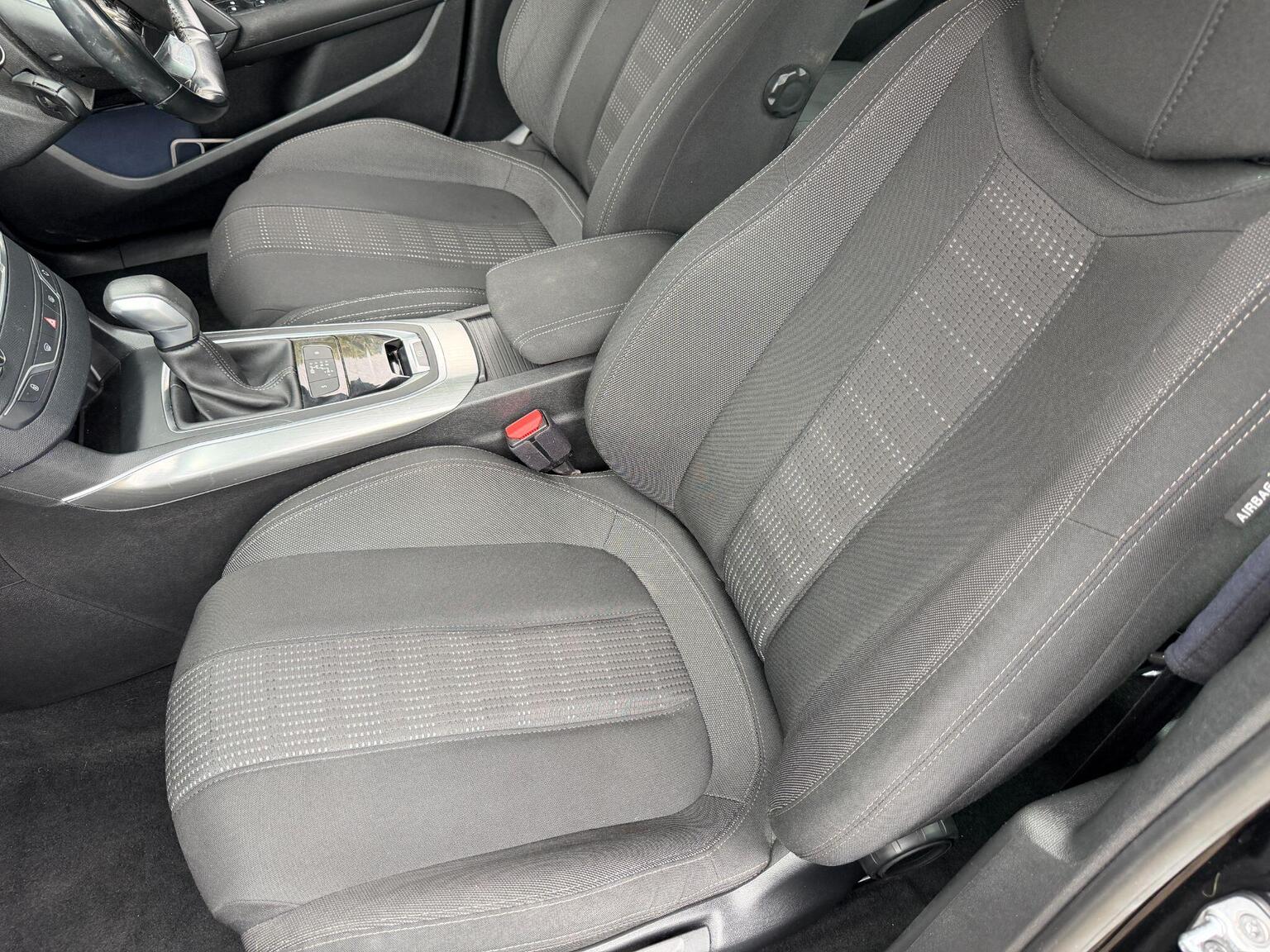 2017 Peugeot 308 image 28