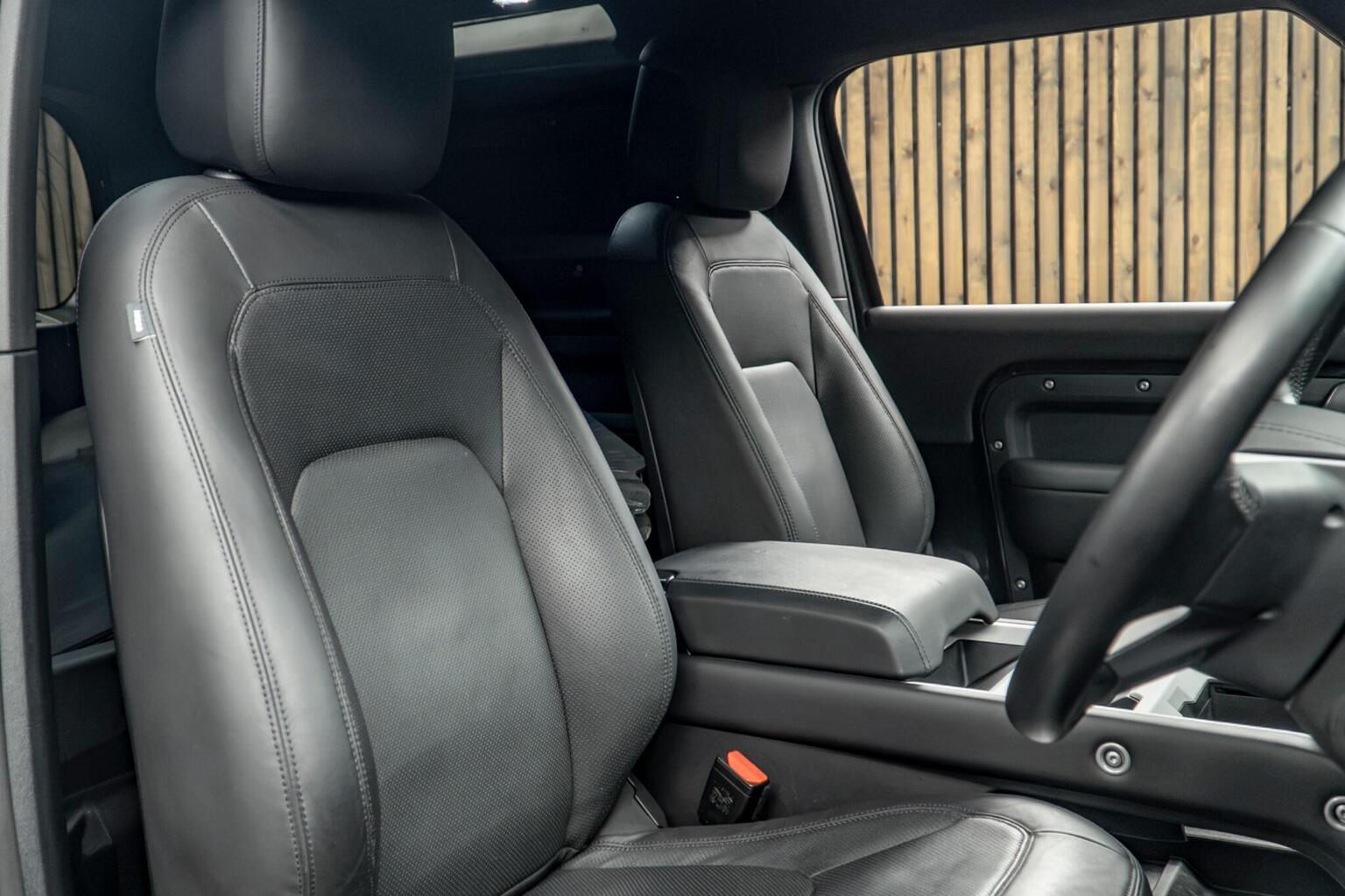 2024 Land Rover Defender 90 X-Dynamic HSE Hard Top — photograph 2