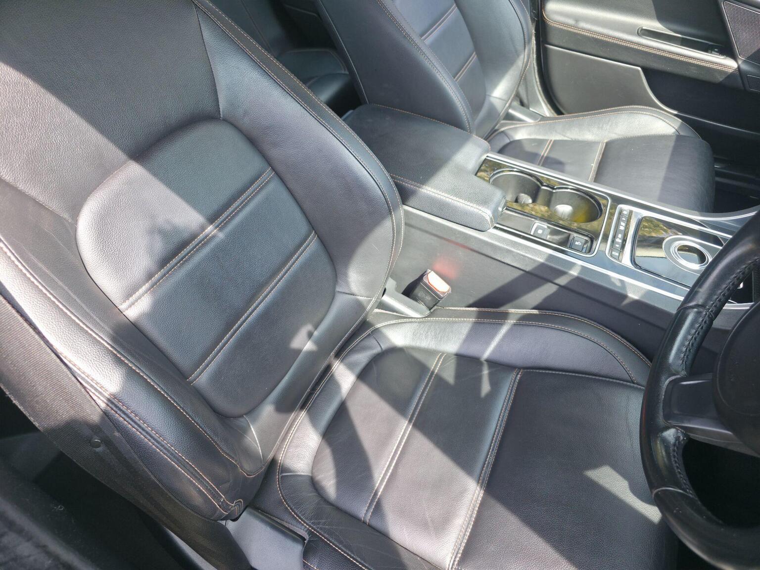 2016 Jaguar XE image 31