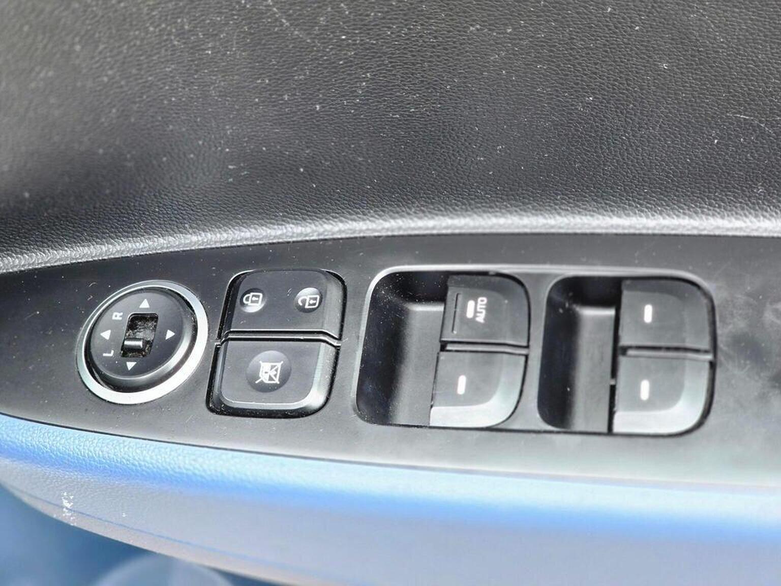 2016 Hyundai i10 image 39