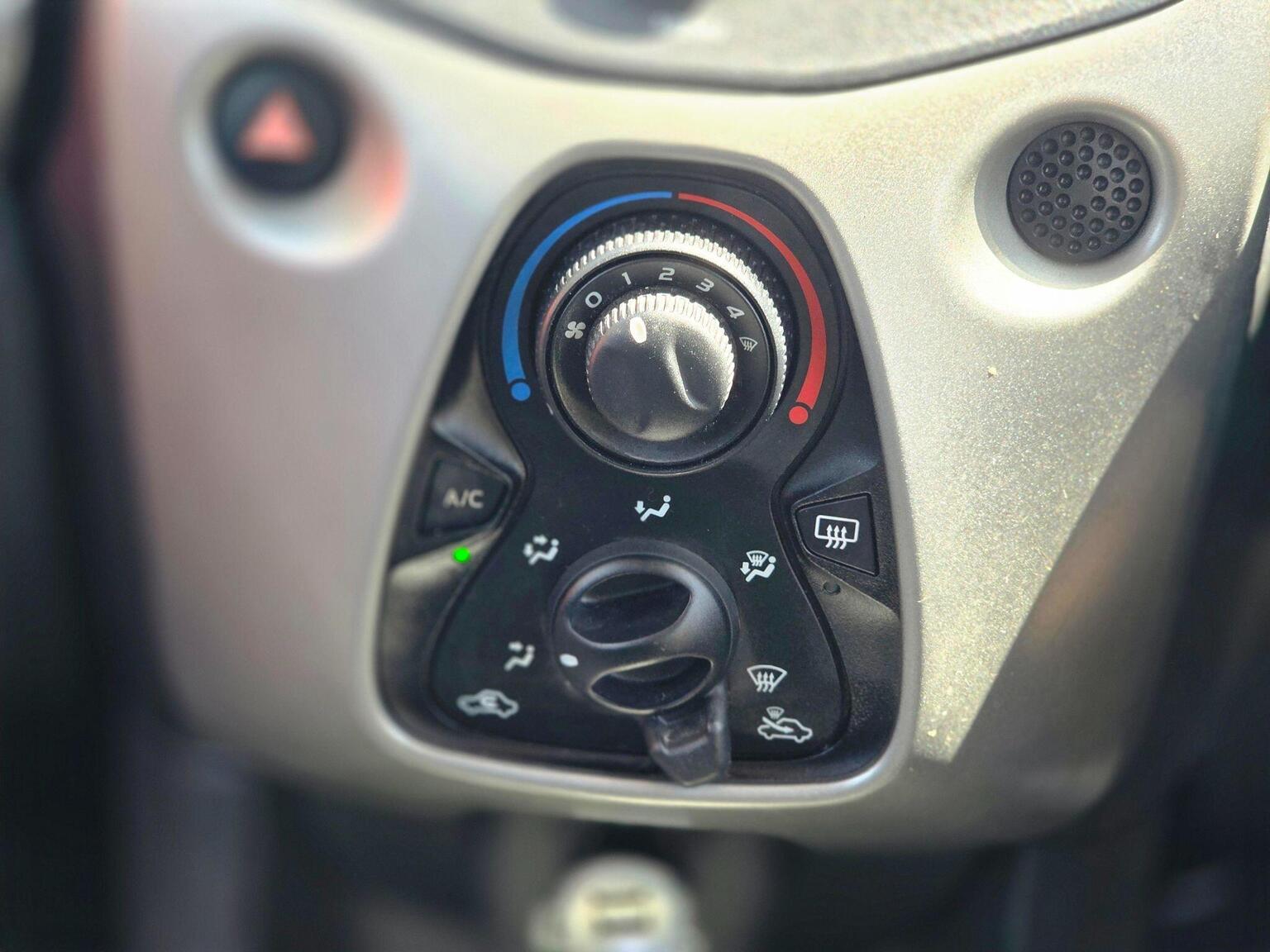 2015 Toyota AYGO image 39