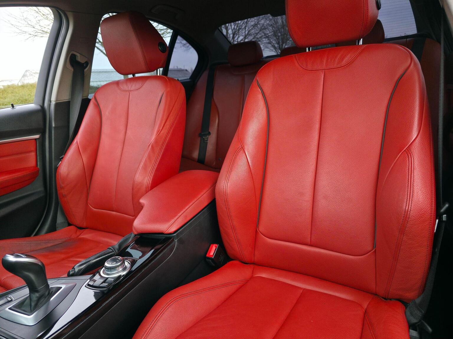 2017 BMW 3 Series image 32