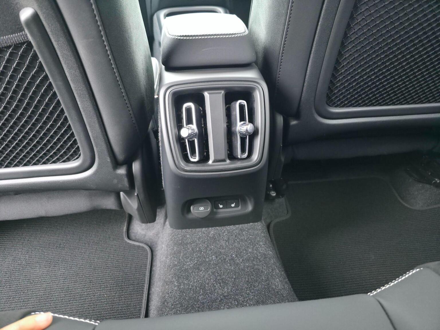 2024 Volvo EX40 image 39