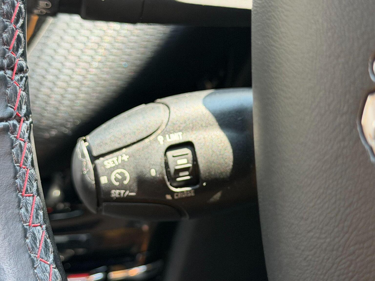 2015 Peugeot 208 image 36