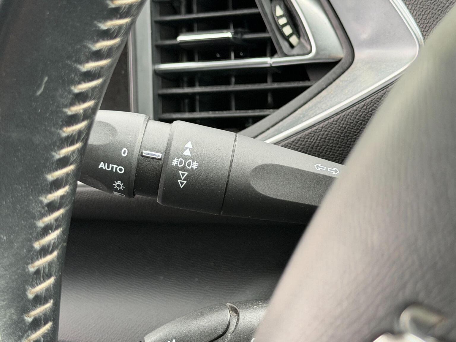 2017 Peugeot 308 image 35
