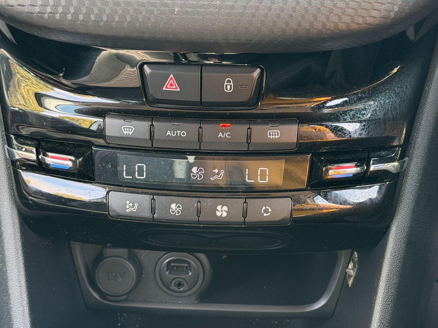 2015 Peugeot 208 image 39