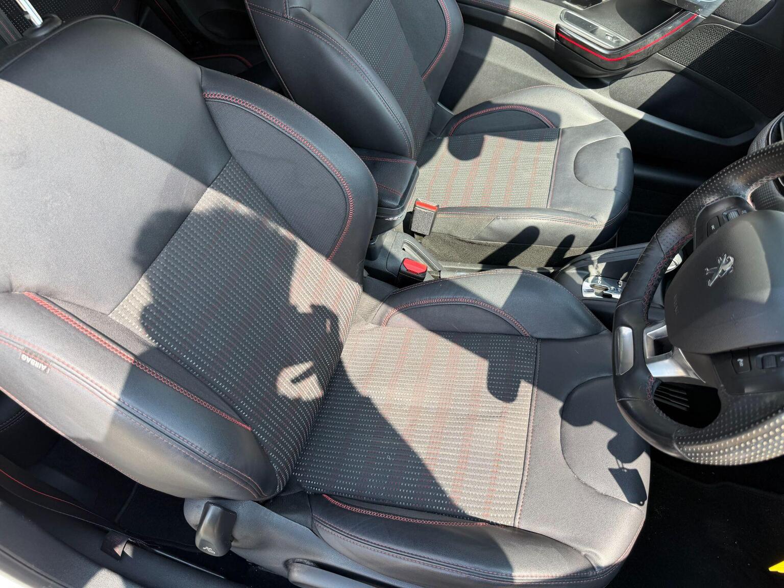 2015 Peugeot 208 image 27