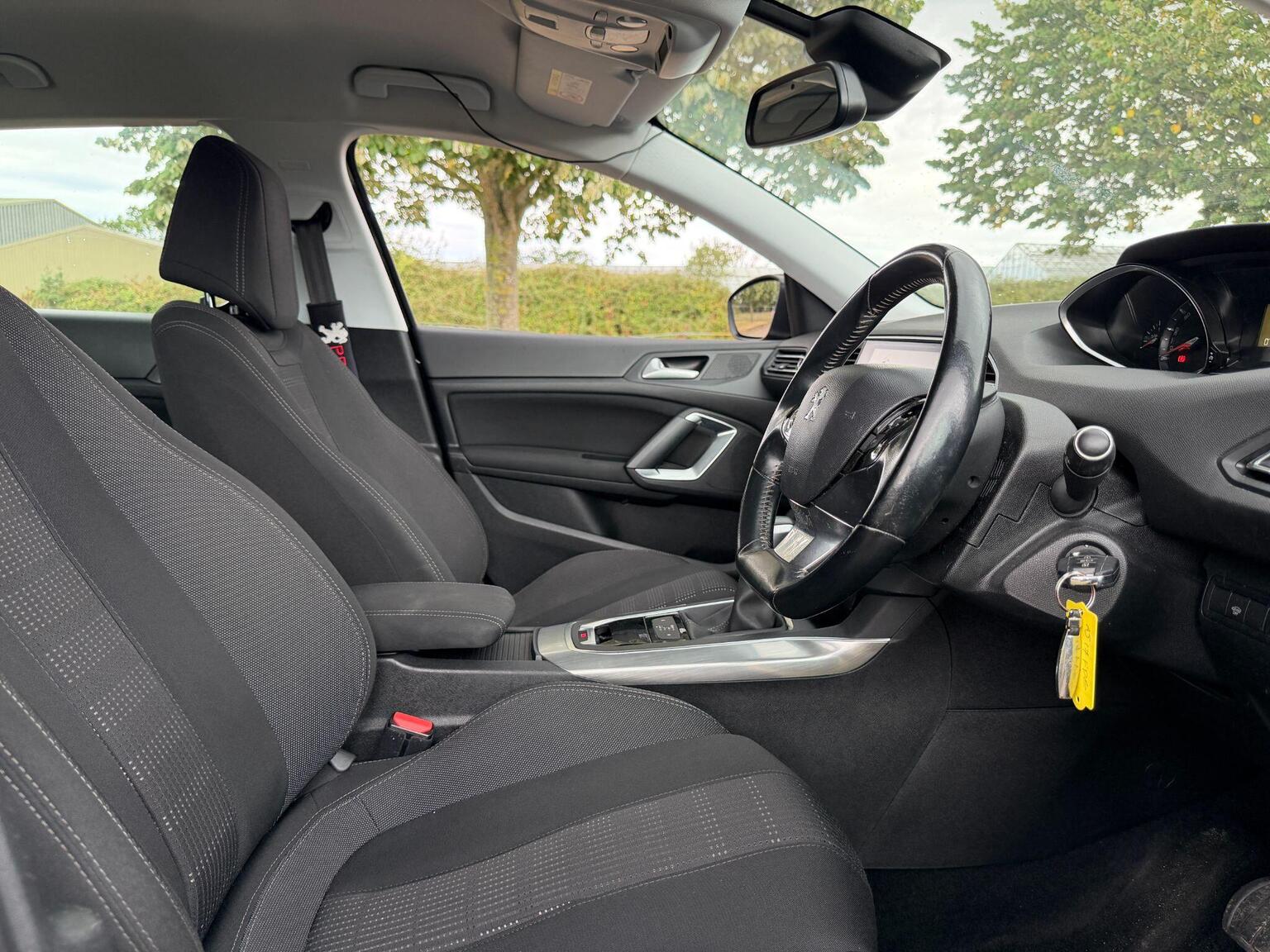 2017 Peugeot 308 image 21