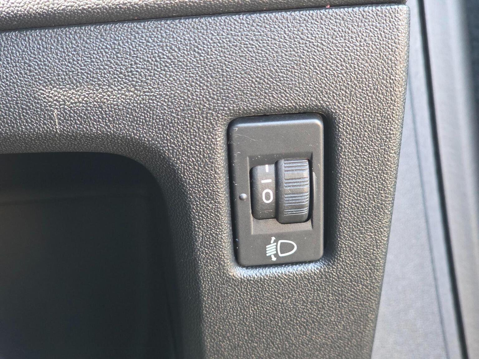 2017 Peugeot 208 image 33