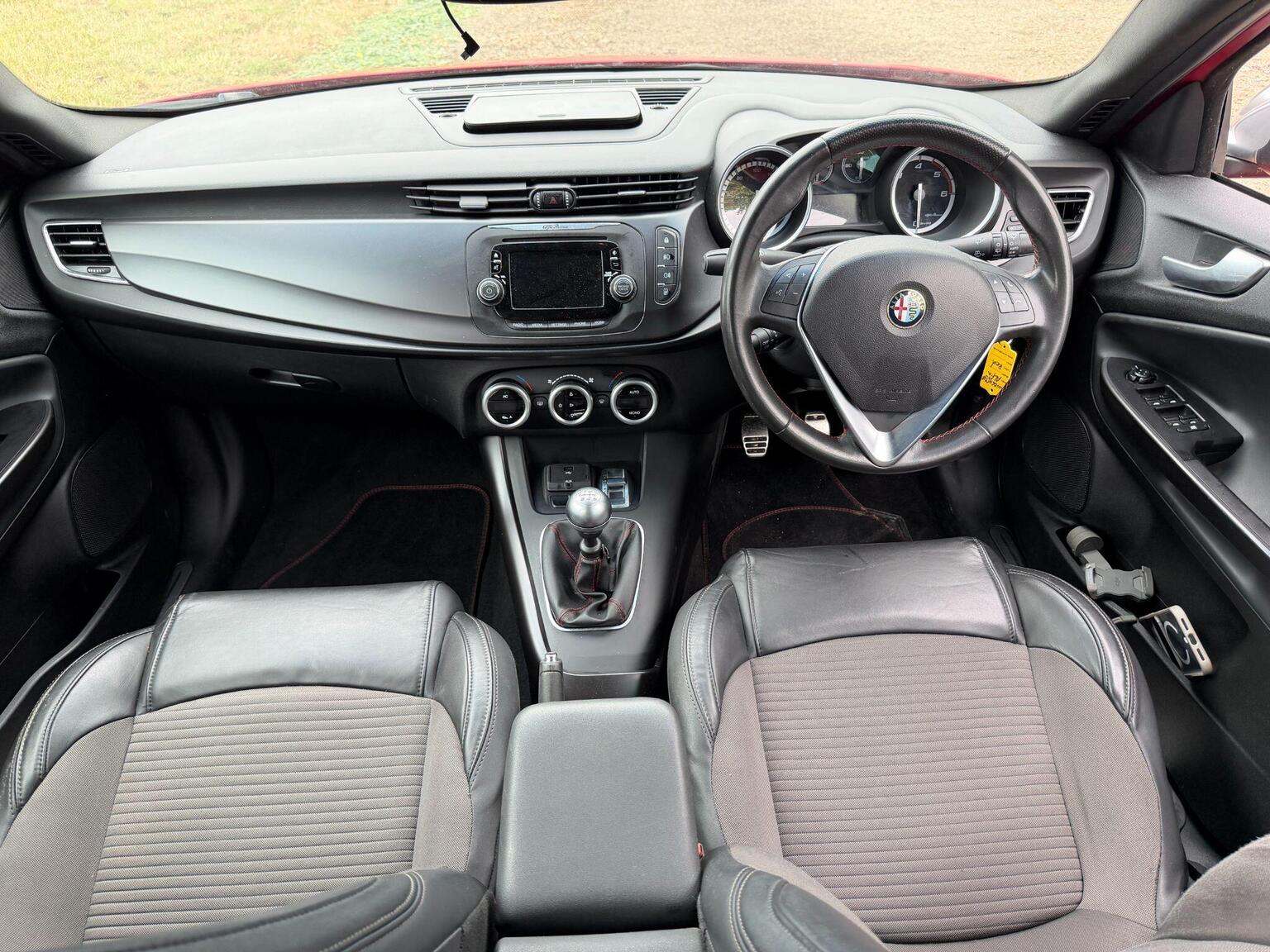 2014 Alfa Romeo Giulietta image 28
