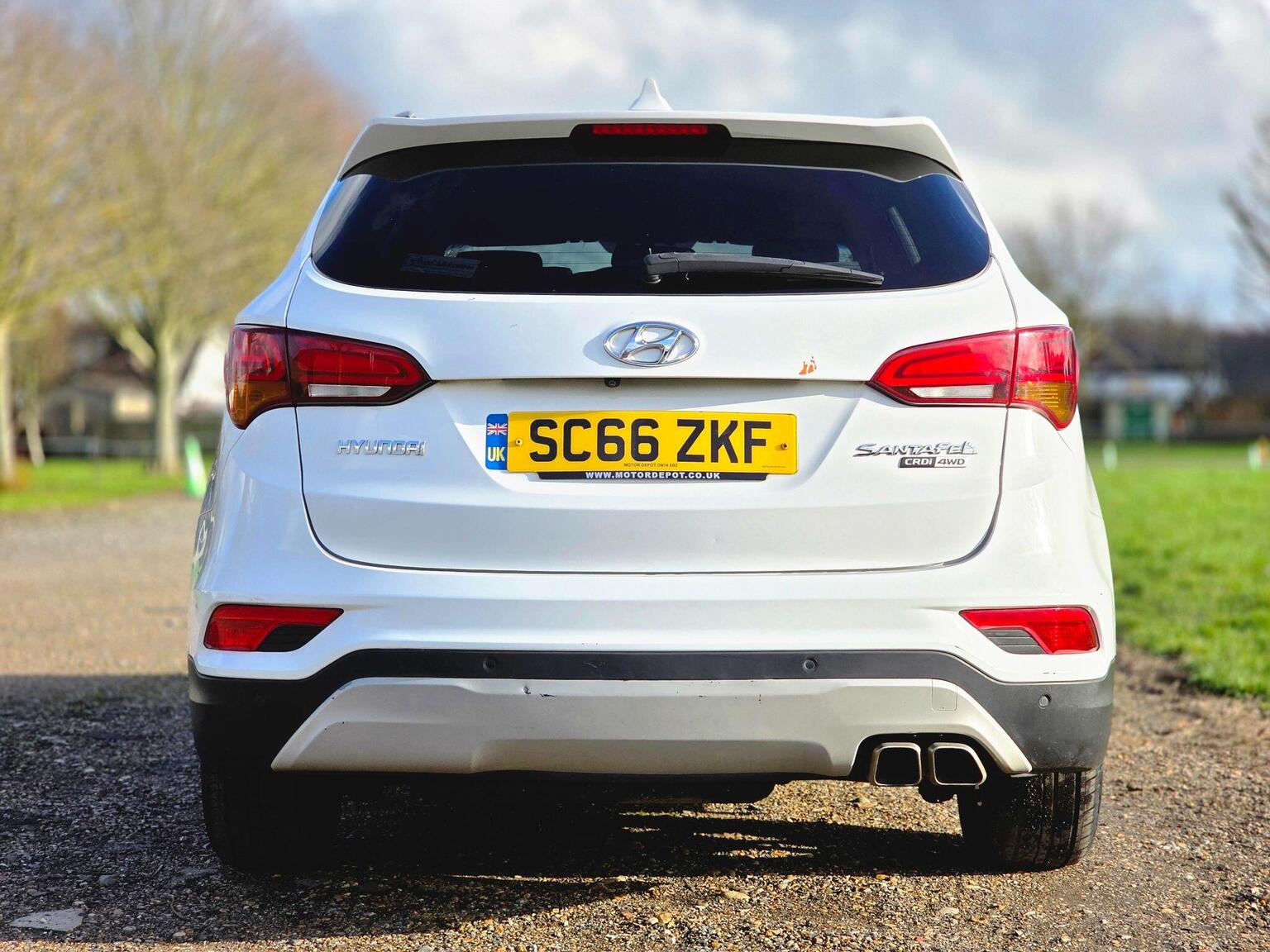 2017 Hyundai Santa Fe image 12