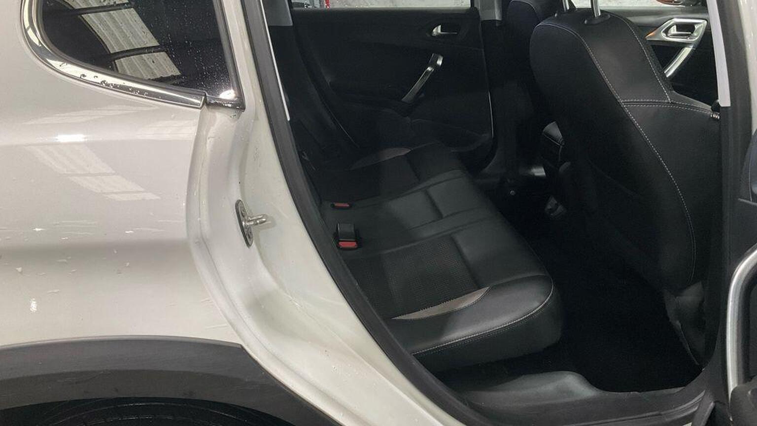2016 Peugeot 2008 image 13