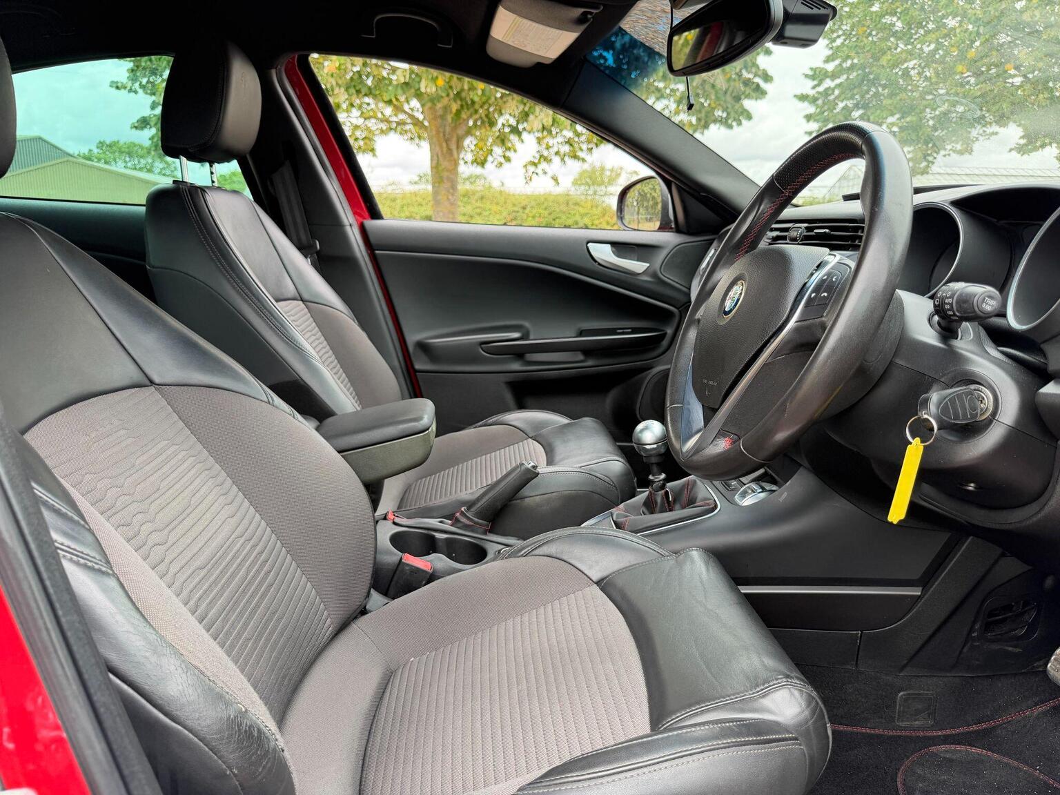 2014 Alfa Romeo Giulietta image 21