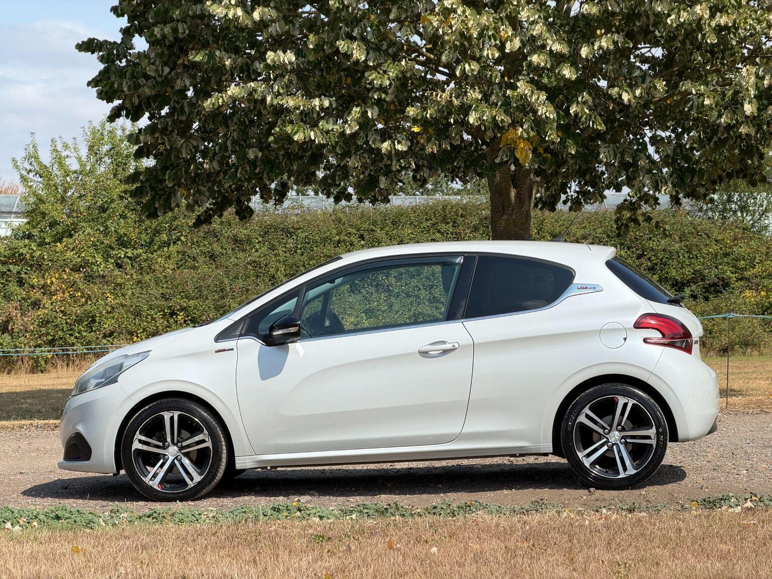 2015 Peugeot 208 image 15