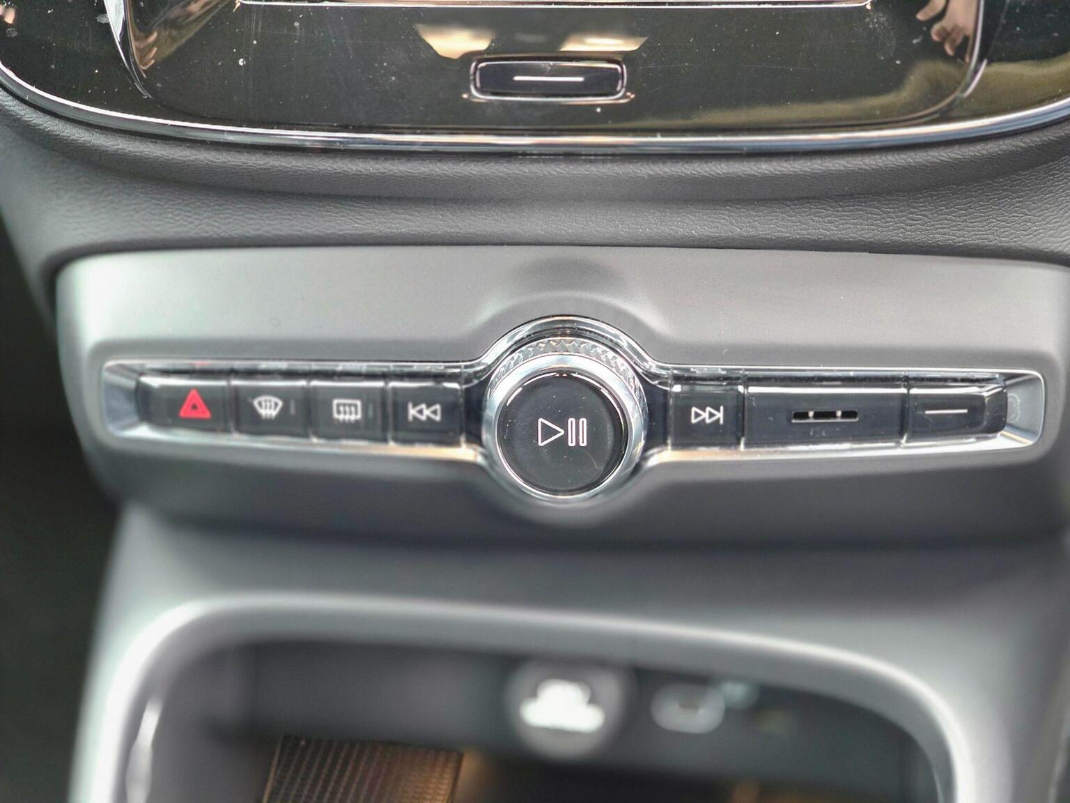 2024 Volvo EX40 image 32