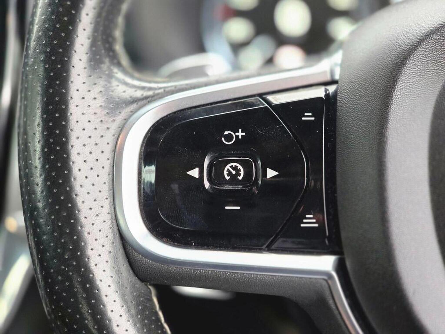 2019 Volvo S90 image 32