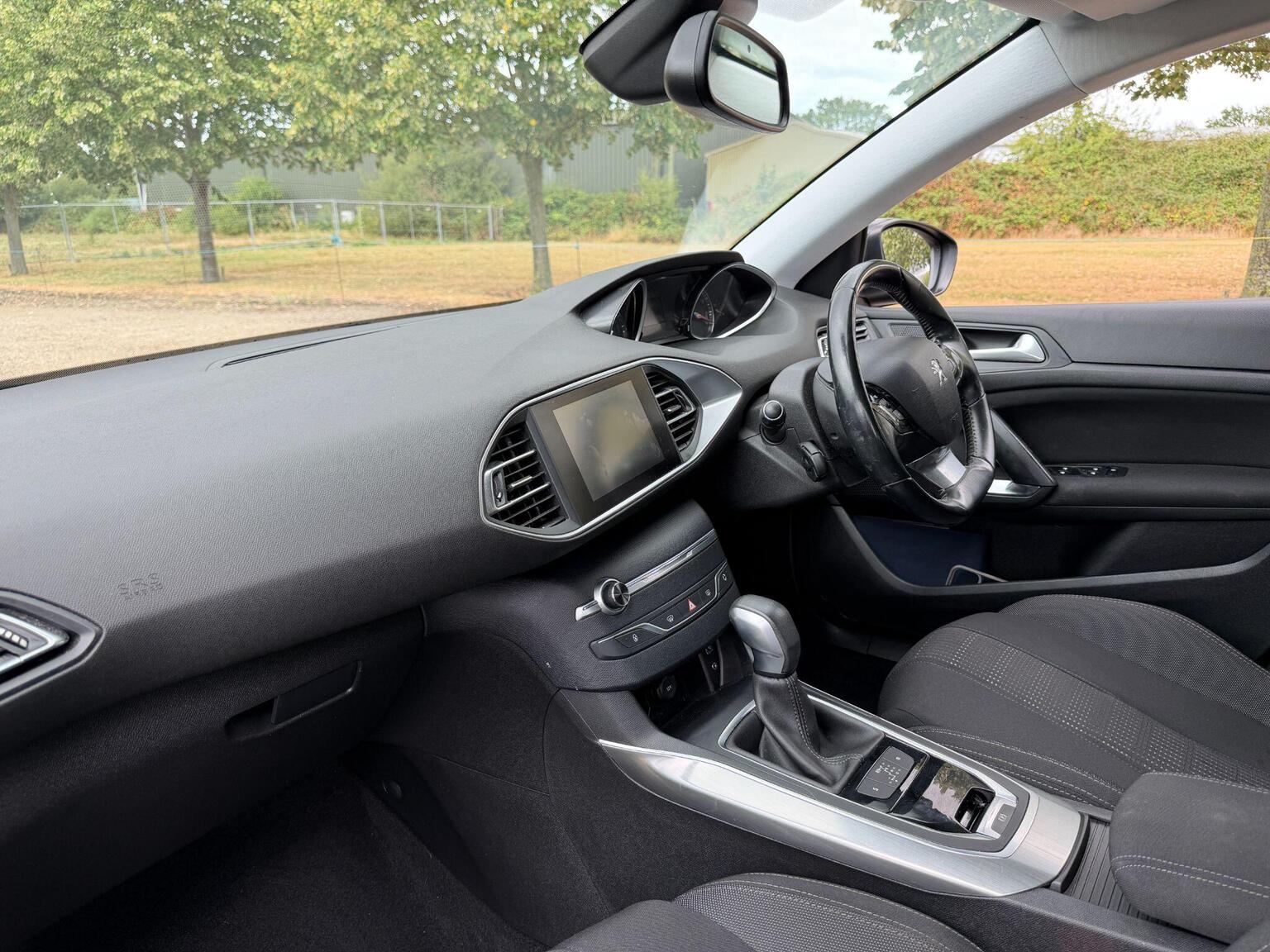 2017 Peugeot 308 image 27