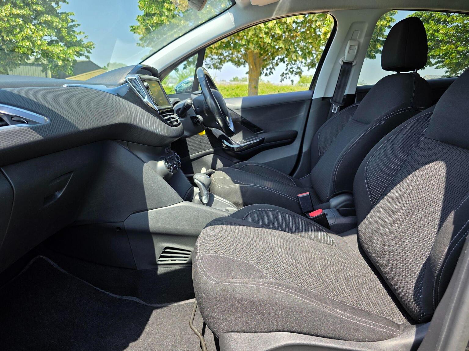 2017 Peugeot 208 image 24