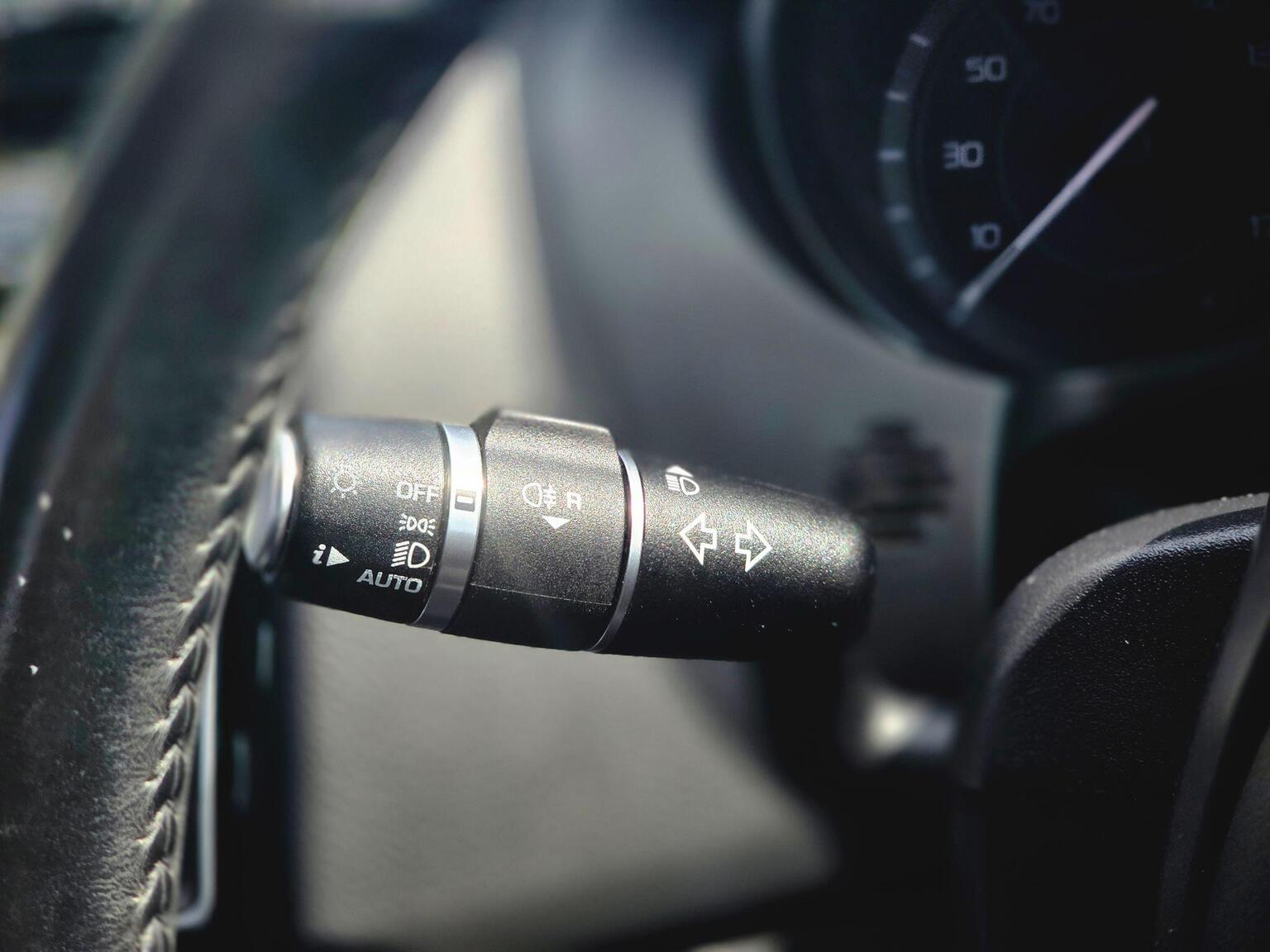2016 Jaguar XE image 38