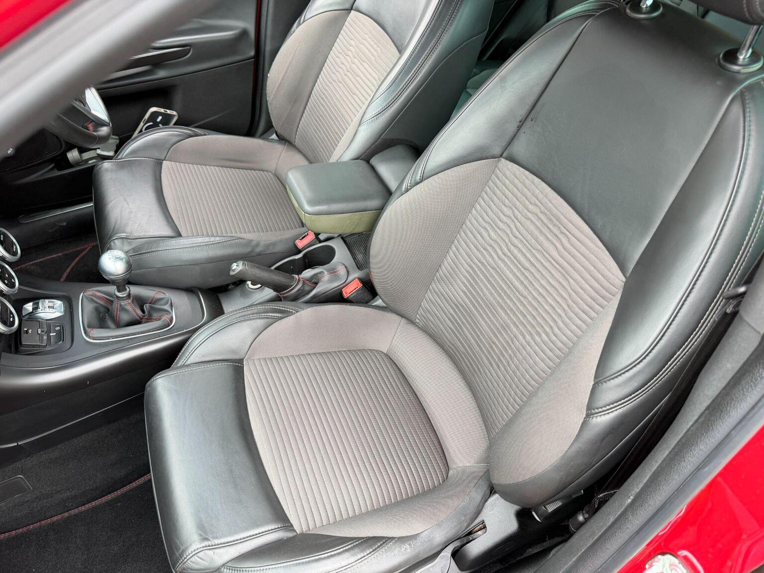 2014 Alfa Romeo Giulietta image 27