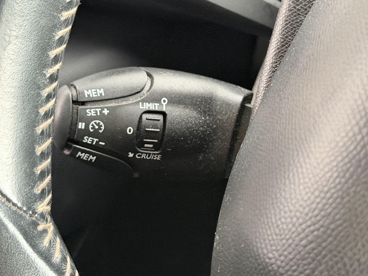 2017 Peugeot 308 image 36