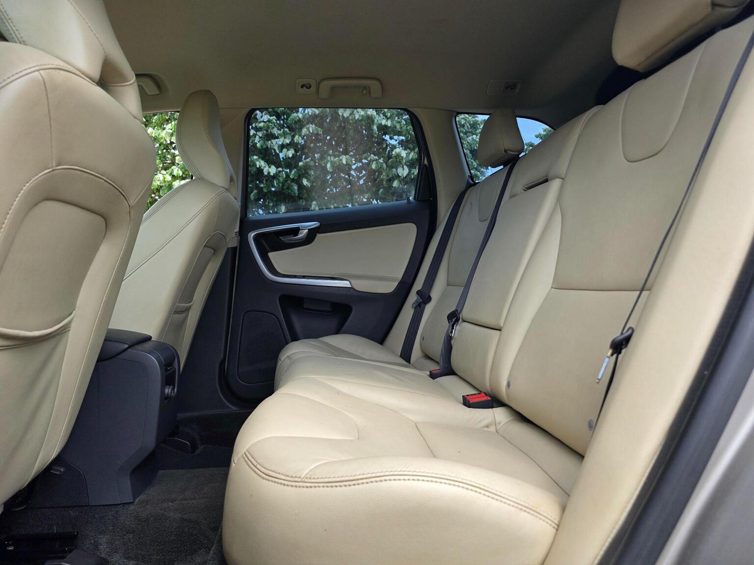 2015 Volvo XC60 image 25