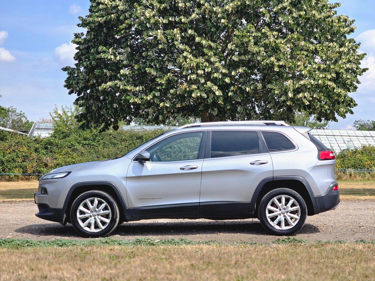 2016 Jeep Cherokee image 15