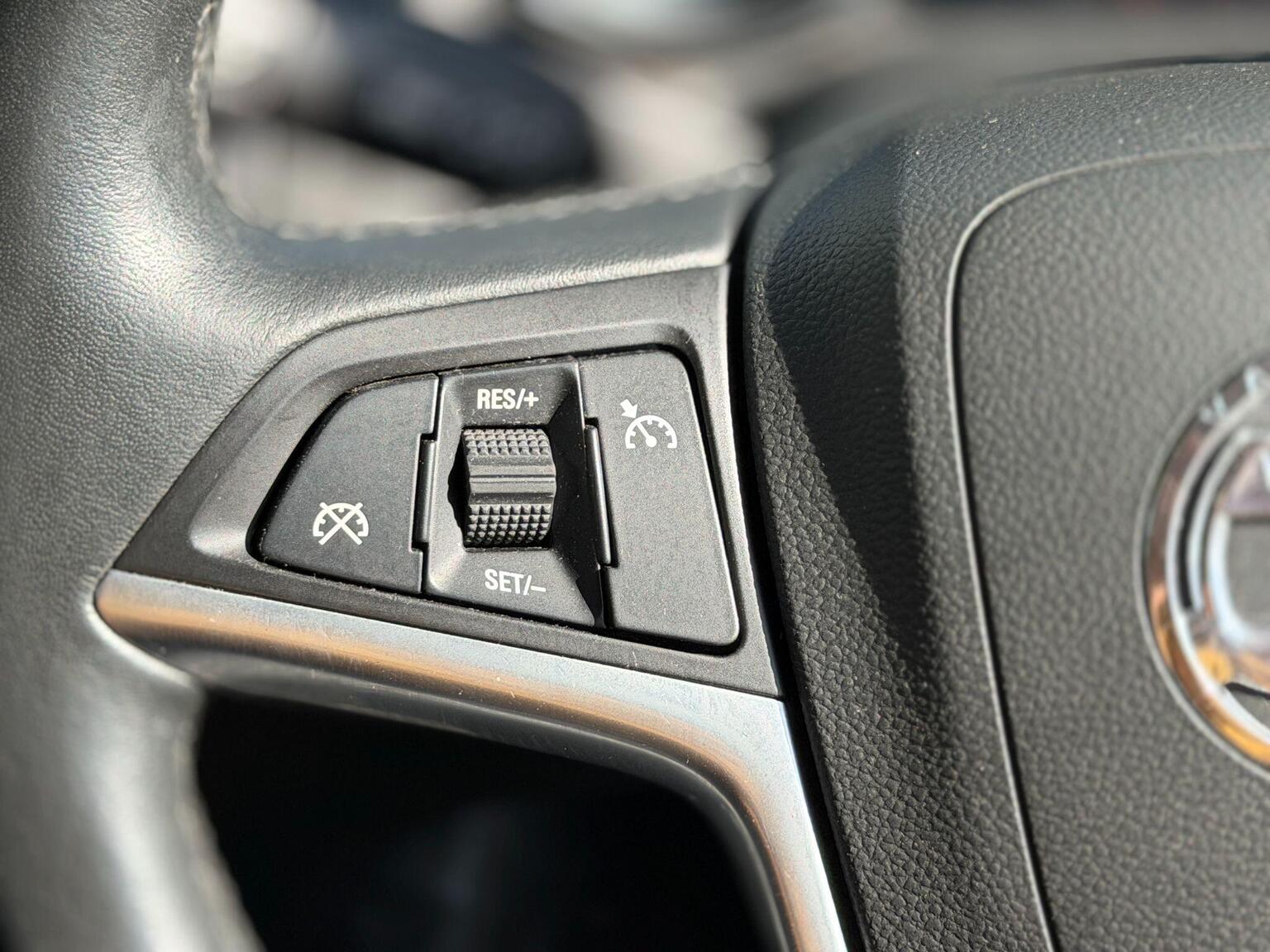 2011 Vauxhall Astra image 28