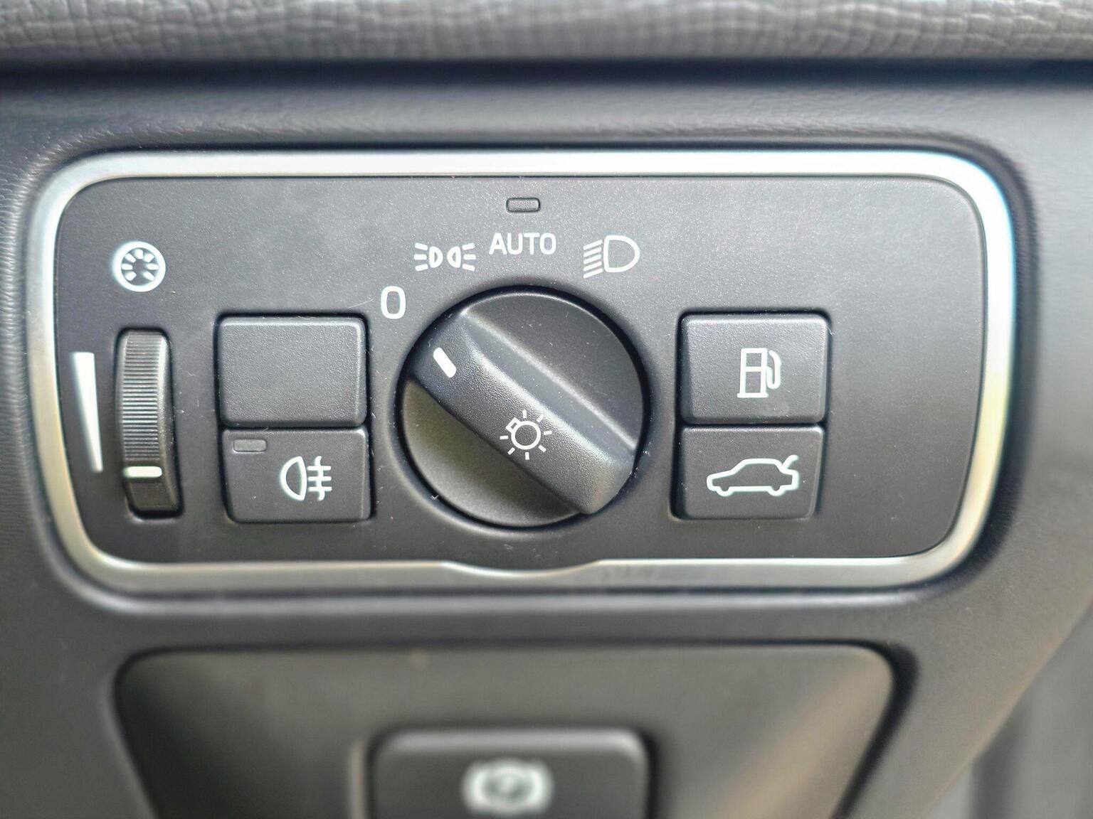 2015 Volvo XC60 image 32
