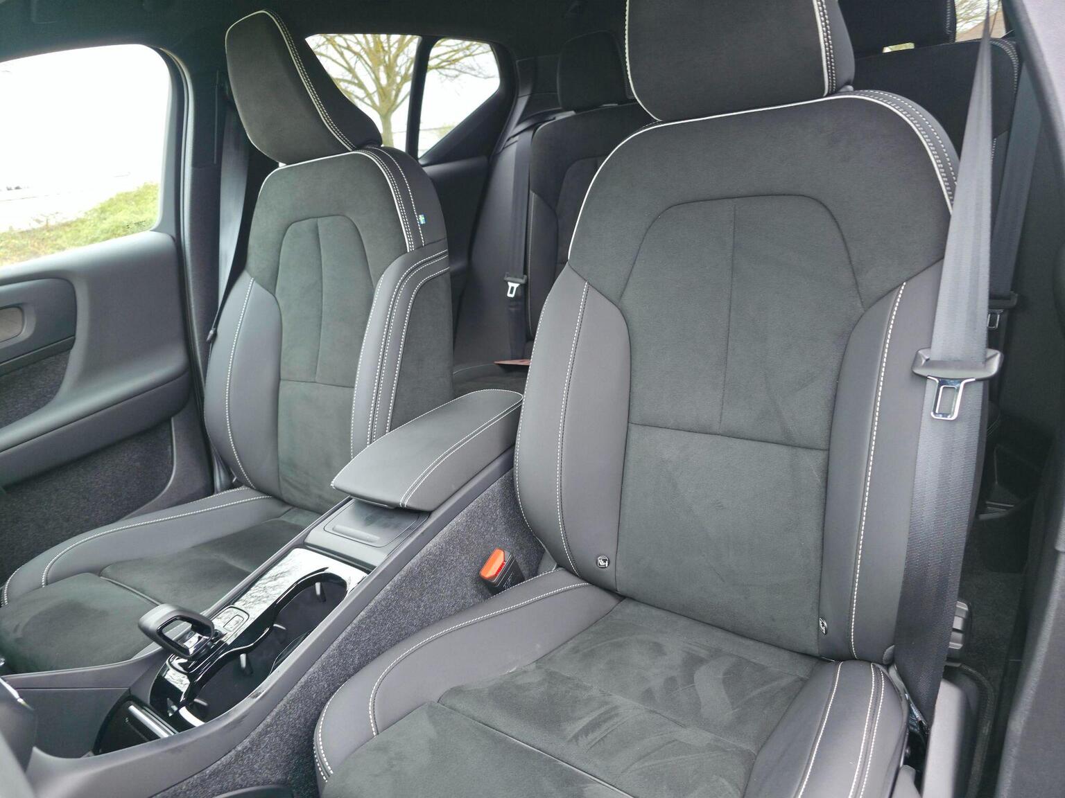 2024 Volvo EX40 image 25