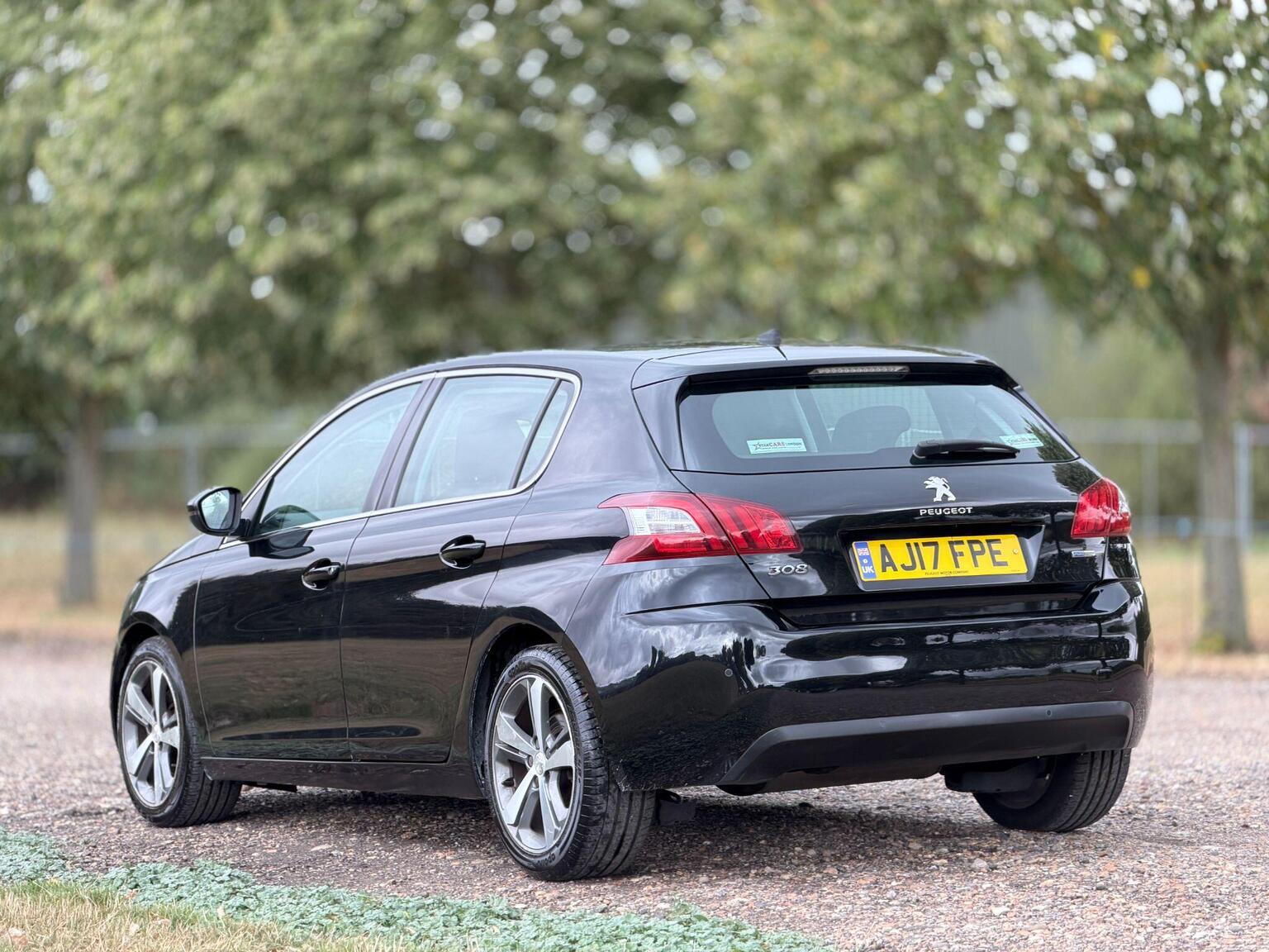 2017 Peugeot 308 image 9