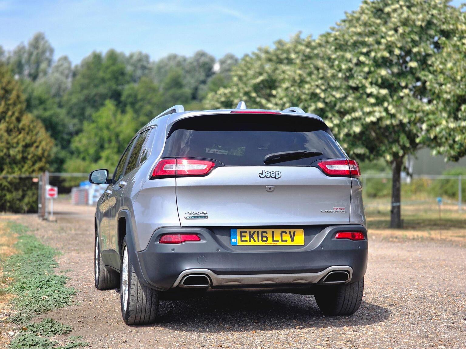 2016 Jeep Cherokee image 11