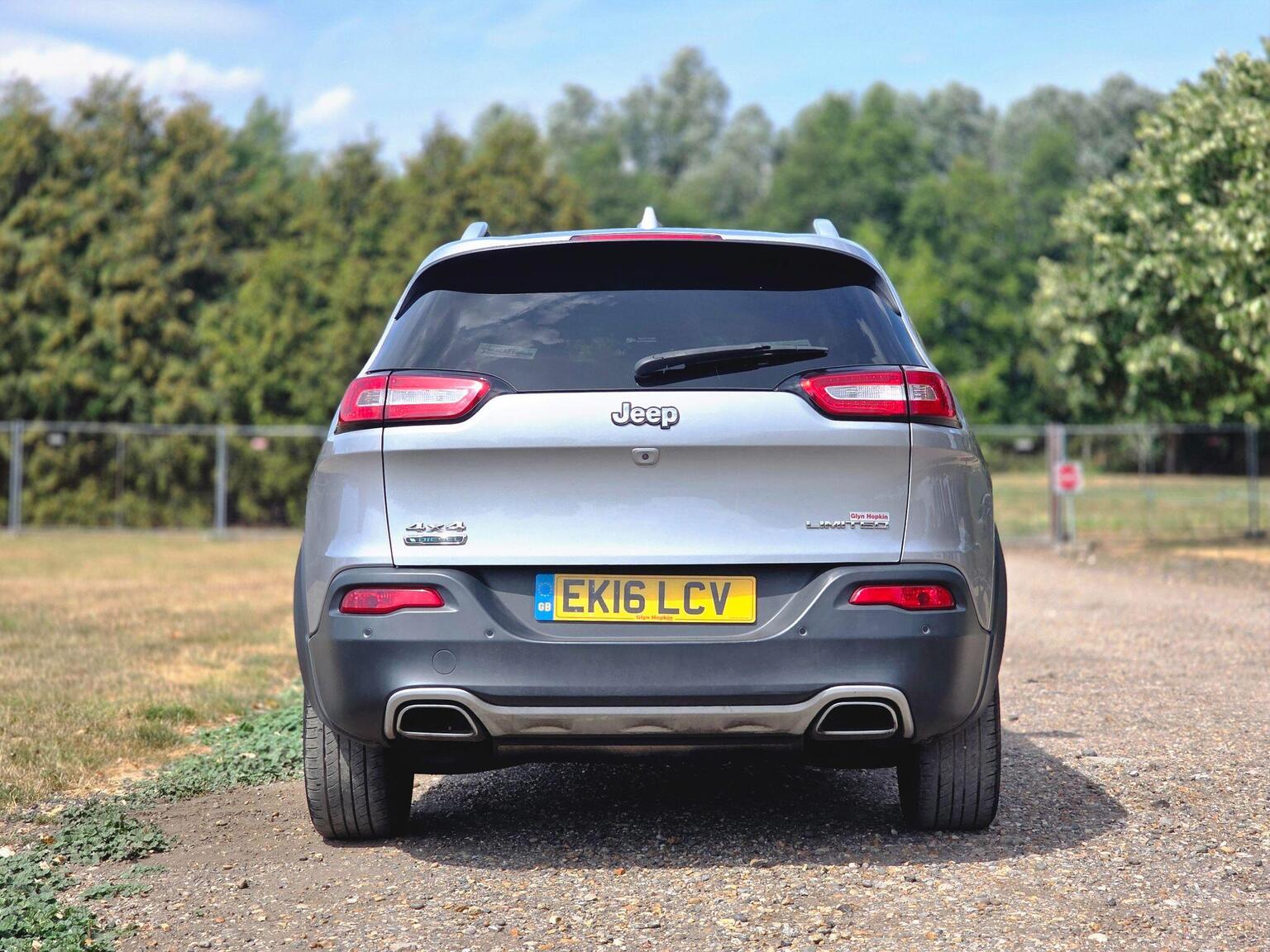 2016 Jeep Cherokee image 9