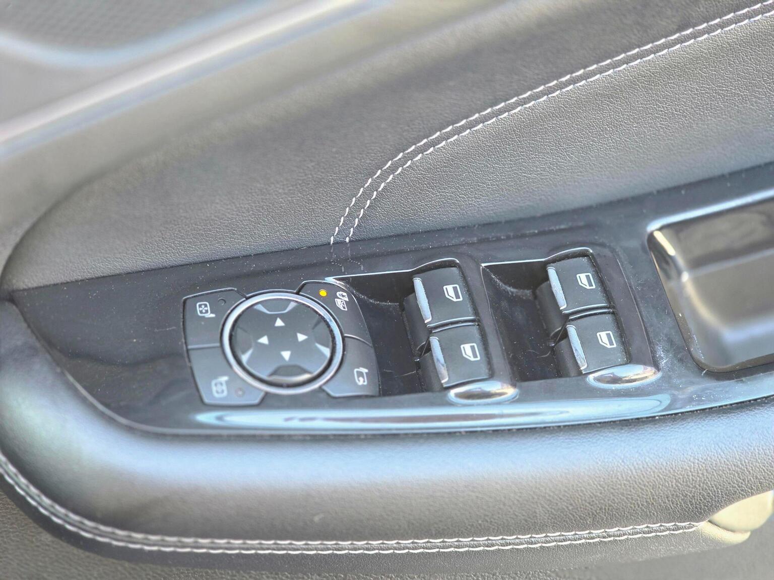 2017 Ford Edge image 29