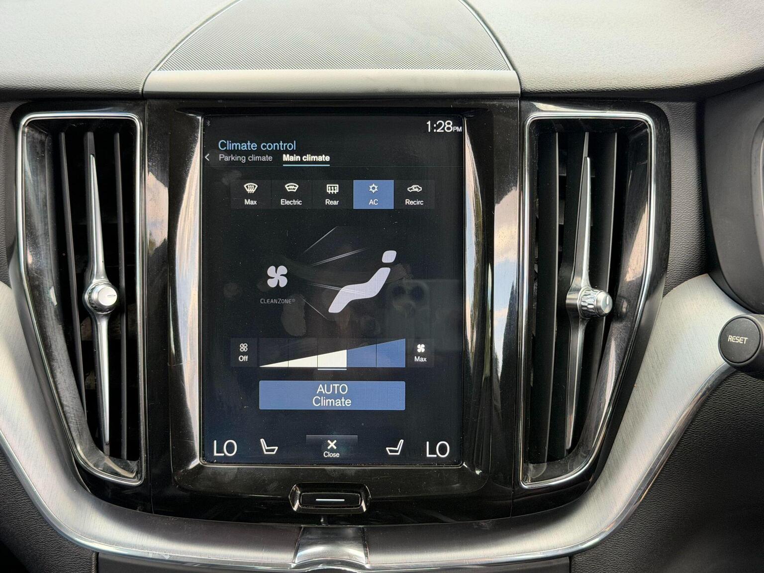 2018 Volvo XC60 image 44