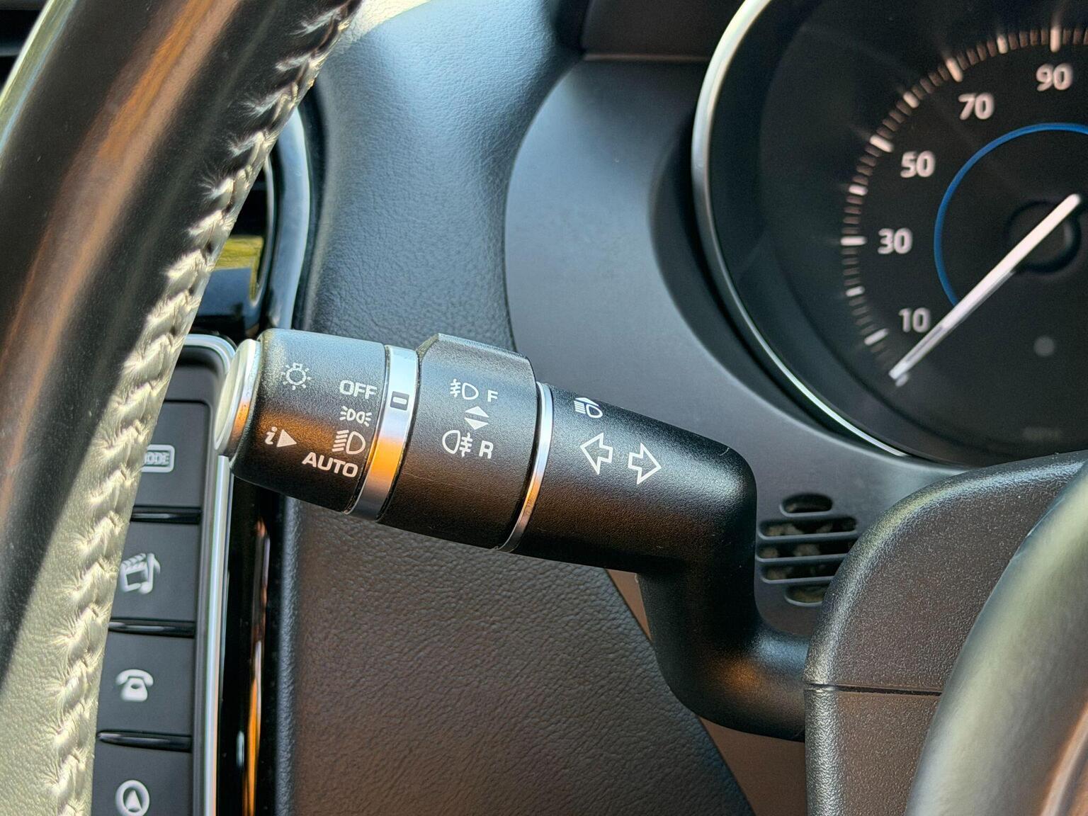 2018 Jaguar F-PACE image 40