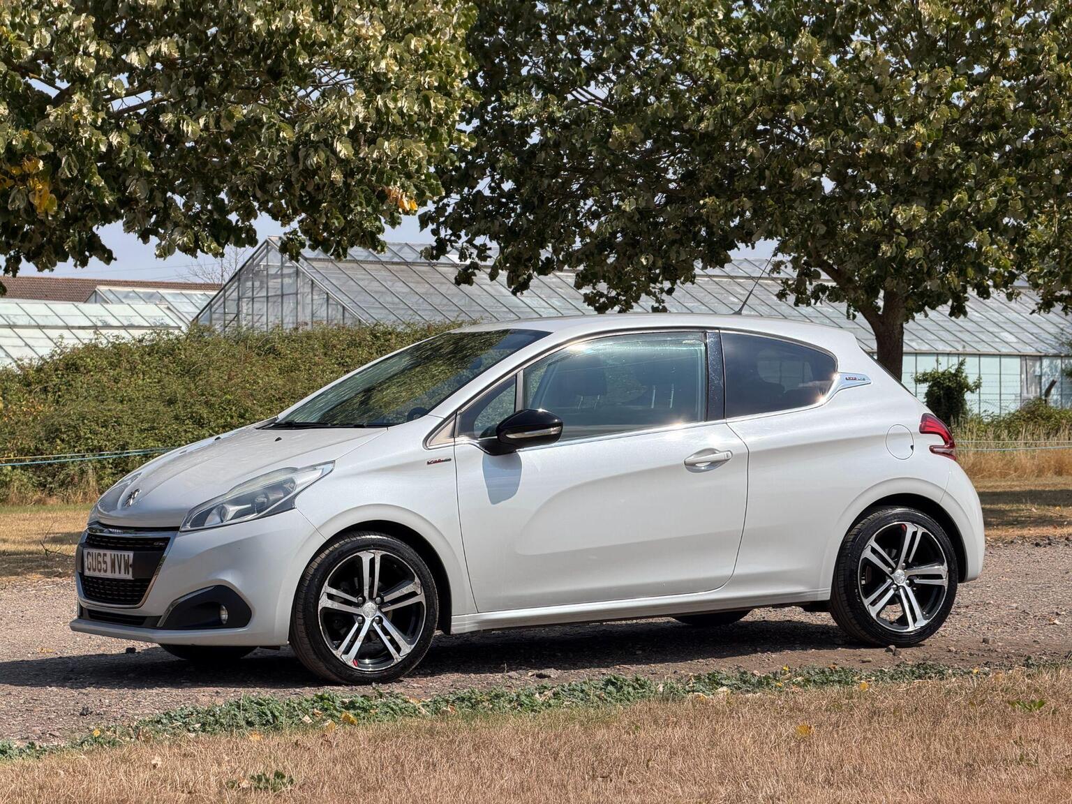 2015 Peugeot 208 image 17