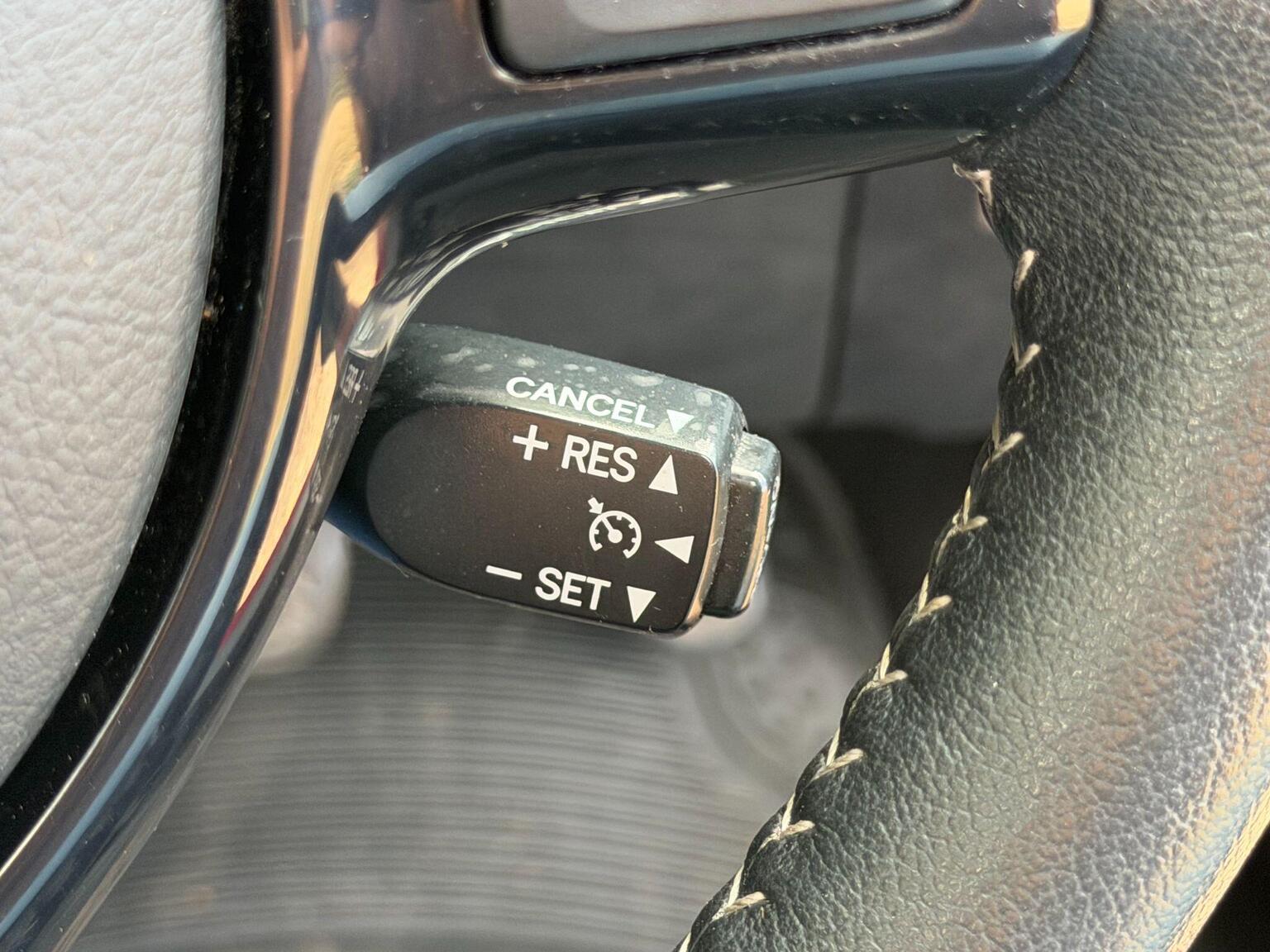 2017 Toyota Yaris image 32
