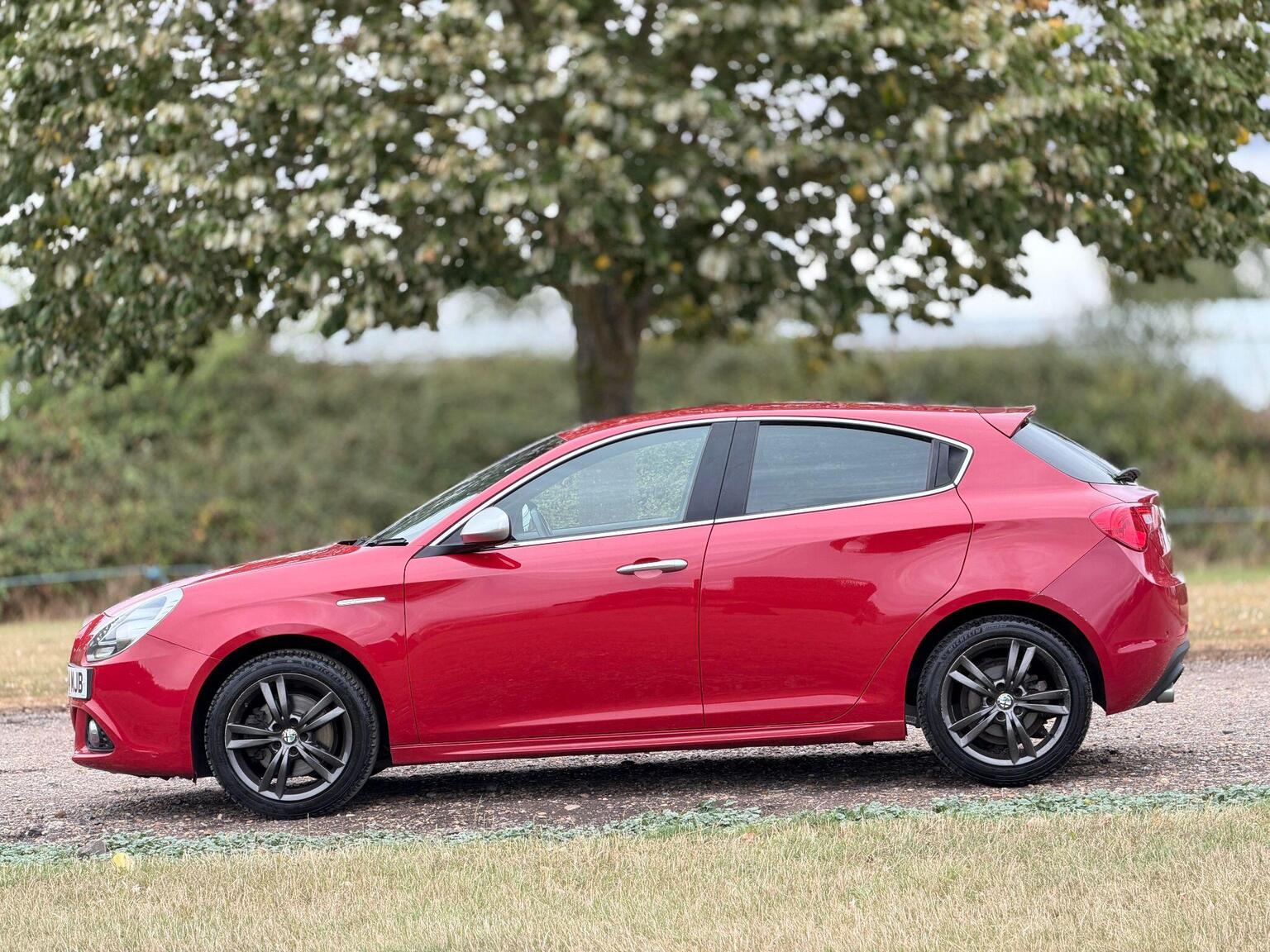 2014 Alfa Romeo Giulietta image 12